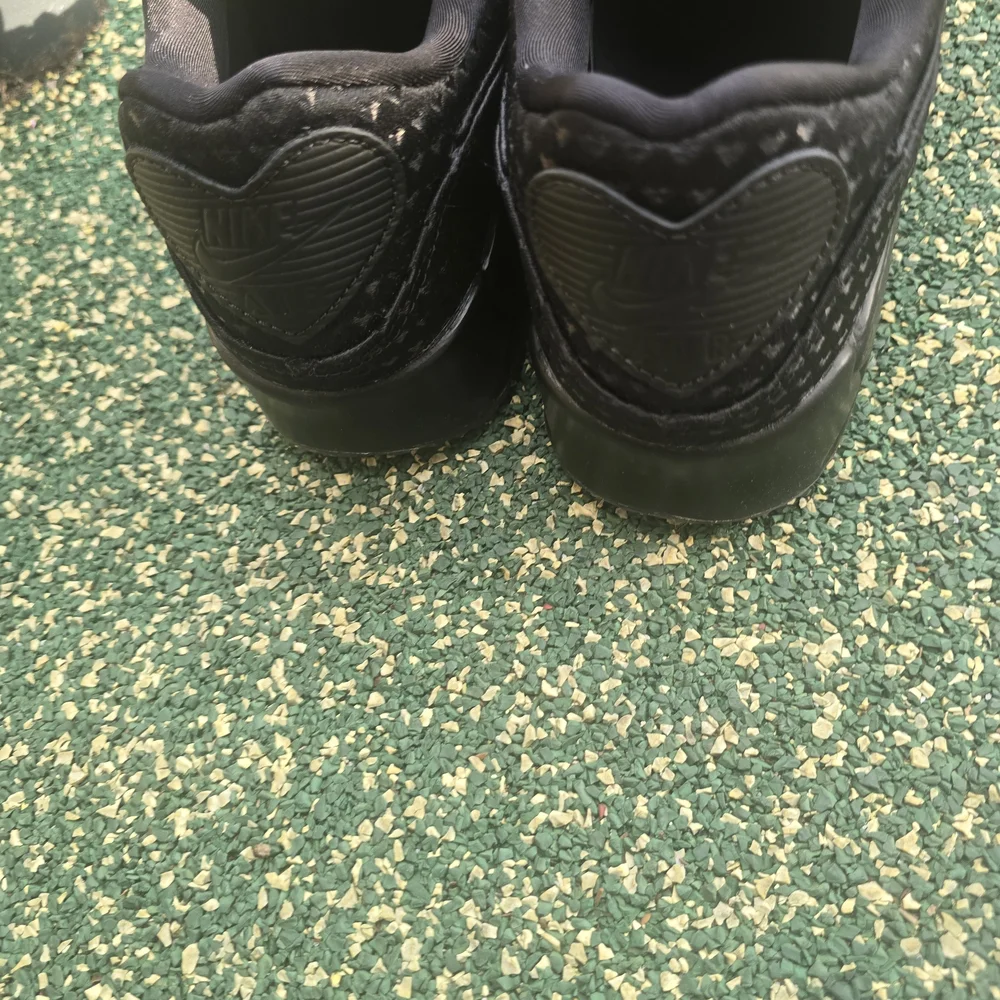 Nike Airmax 90 Black Valentine's Day Edition - Picture 5 of 7